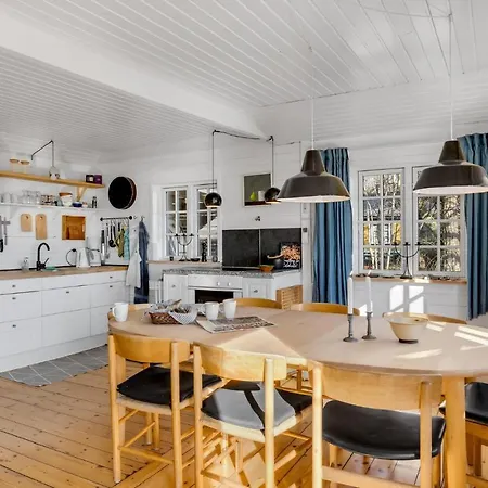 2 Bedroom Beautiful In Feriehus